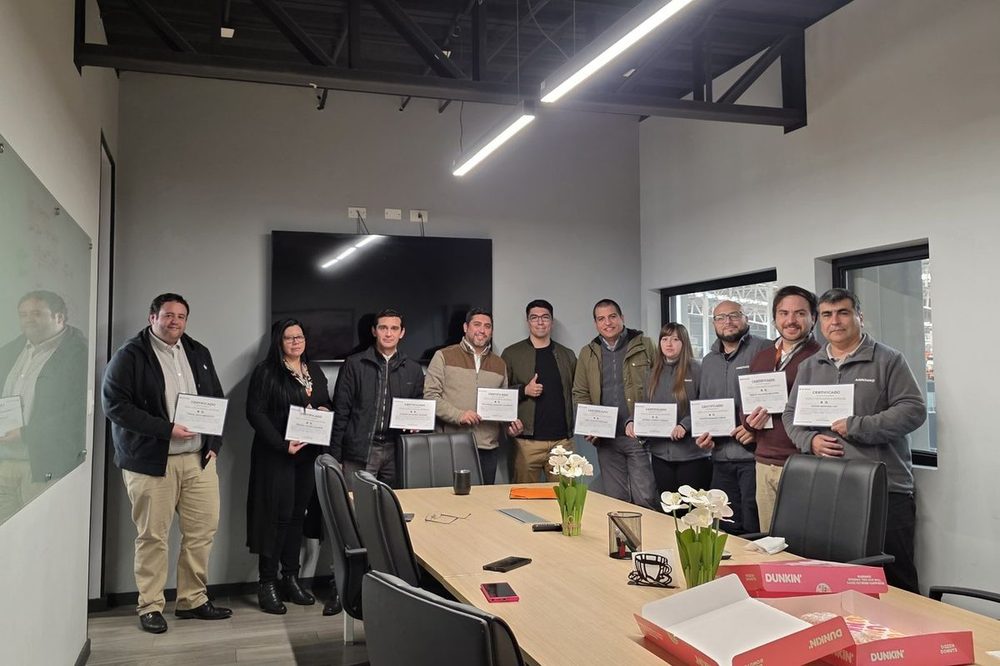 Equipo de una empresa recibiendo sus certificados
